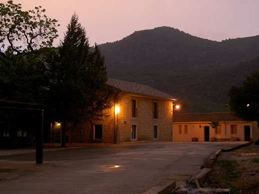 Fachada de casa Gelo con el aparcamiento y la terraza – Foto de Casa Gelo,  Carracedelo - Tripadvisor